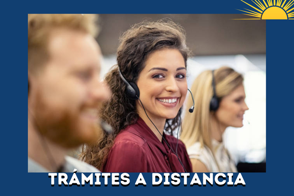 Mujer atendiendo sonriendo